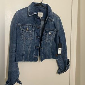 NWT Guess cropped denim jacket in a size small.